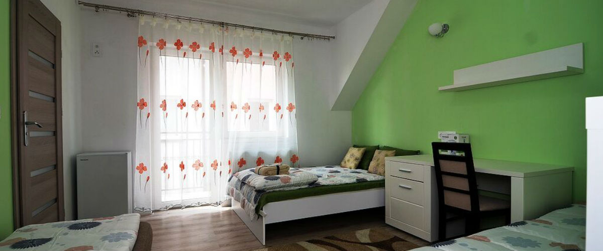 Jeden z pokoi, które można wynająć na urlop nad morzem Wnętrze pokoju oferowanego do wynajęcia